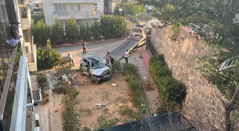 Kontrolden çıkarak apartman bahçesine uçan otomobildeki 2 kişi yaralandı; kaza kamerada