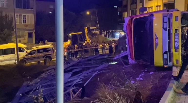 Başakşehir'de 3 çocuk devrilen kamyonetin kasasından düşen malzemelerin altında kaldı