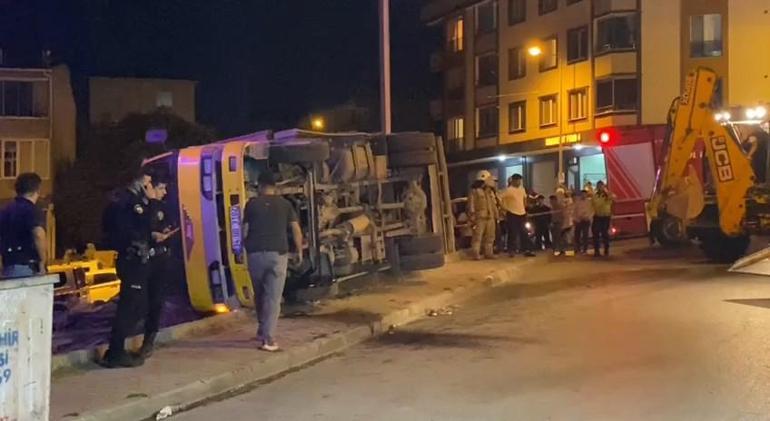 Başakşehir'de 3 çocuk devrilen kamyonetin kasasından düşen malzemelerin altında kaldı