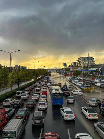 Ankara'da sağanak; yollar göle döndü