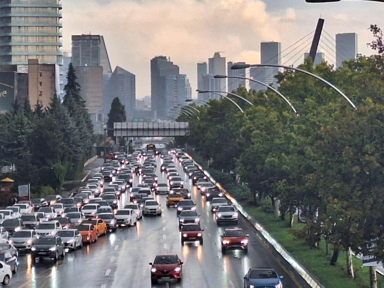 Ankara'da sağanak; yollar göle döndü