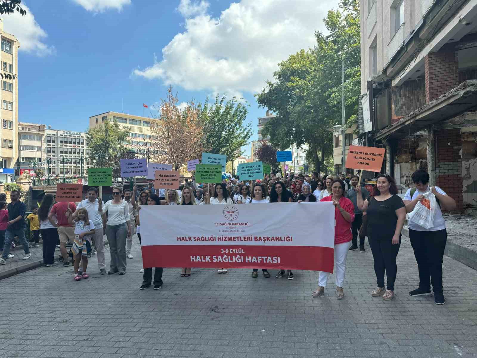 Halk Sağlığı Haftası nedeniyle yapılan yürüyüşe yoğun katılım sağlandı