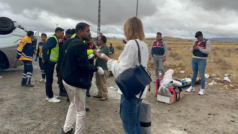 Nevşehir'de turistleri taşıyan minibüs devrildi: 18 yaralı