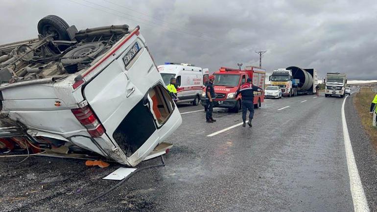 Nevşehir'de turistleri taşıyan minibüs devrildi: 18 yaralı