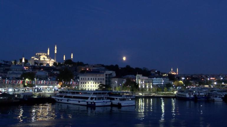 Yılın son ay tutulması; Süper Kanlı Ay tutulması görsel şölen oluşturdu