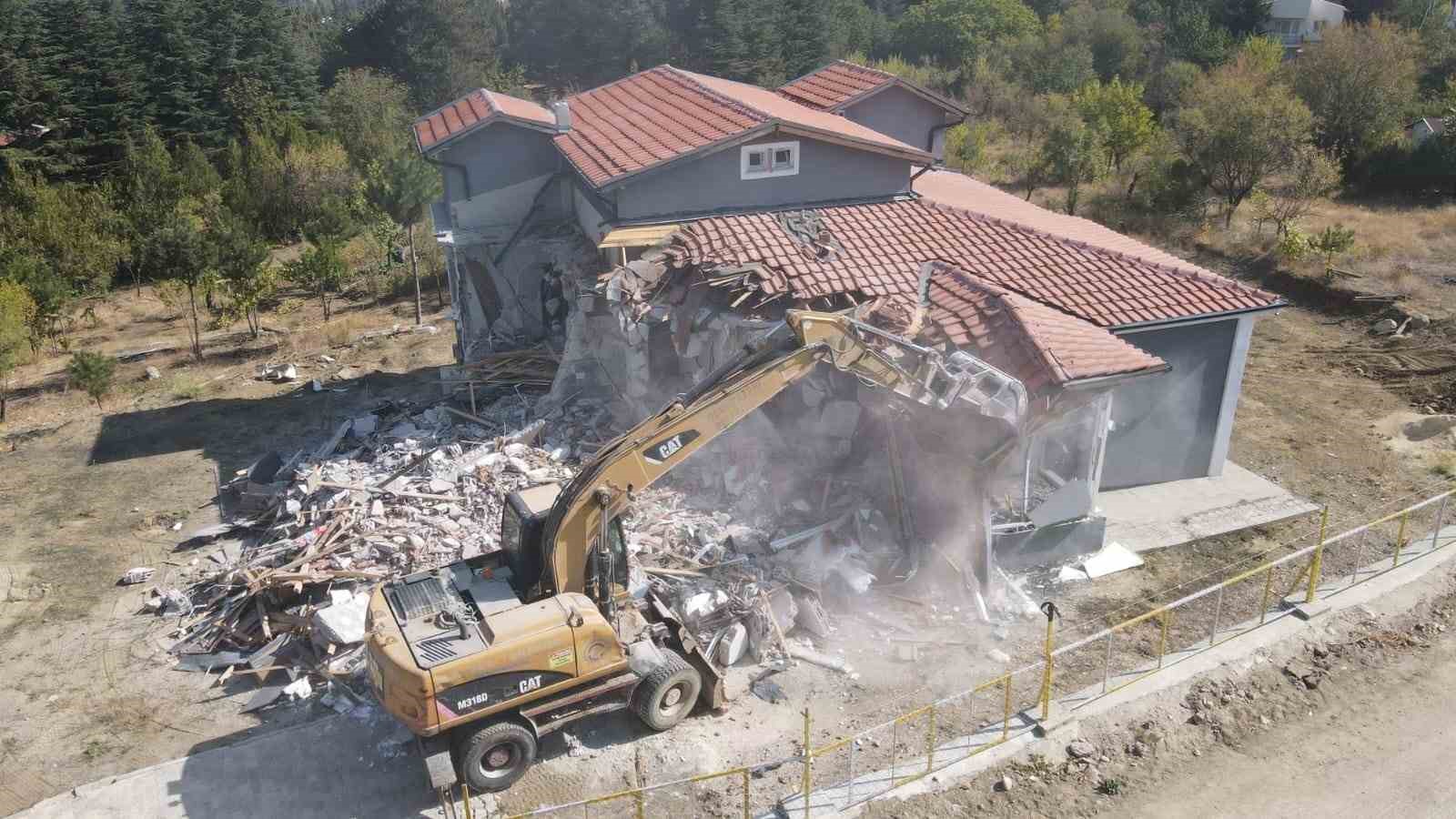 Odunpazarı’nda kaçak villalar yıkılıyor