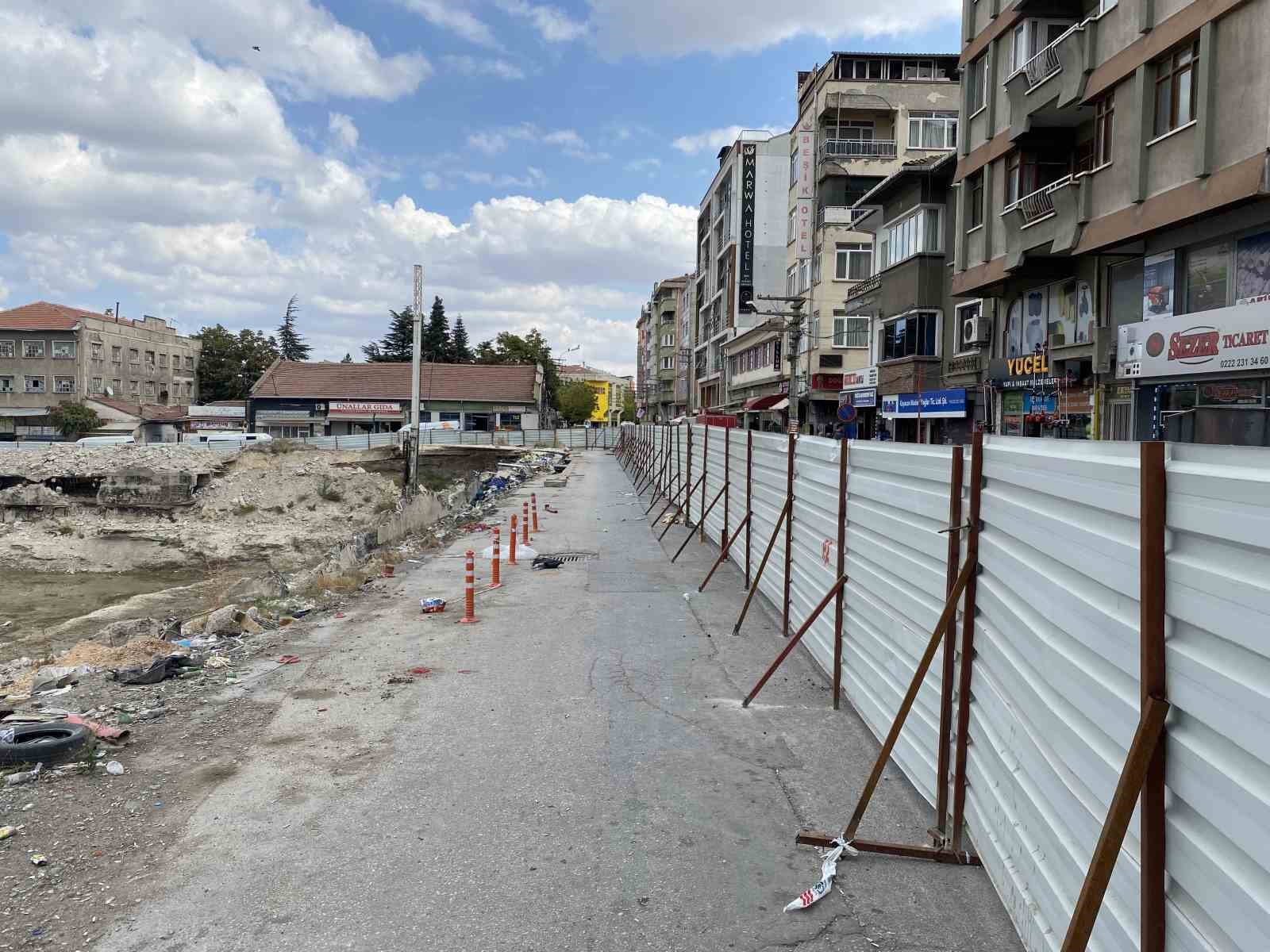 Çöktüğü için trafiğe kapatılan yol üzerindeki esnaf mağdur oldu