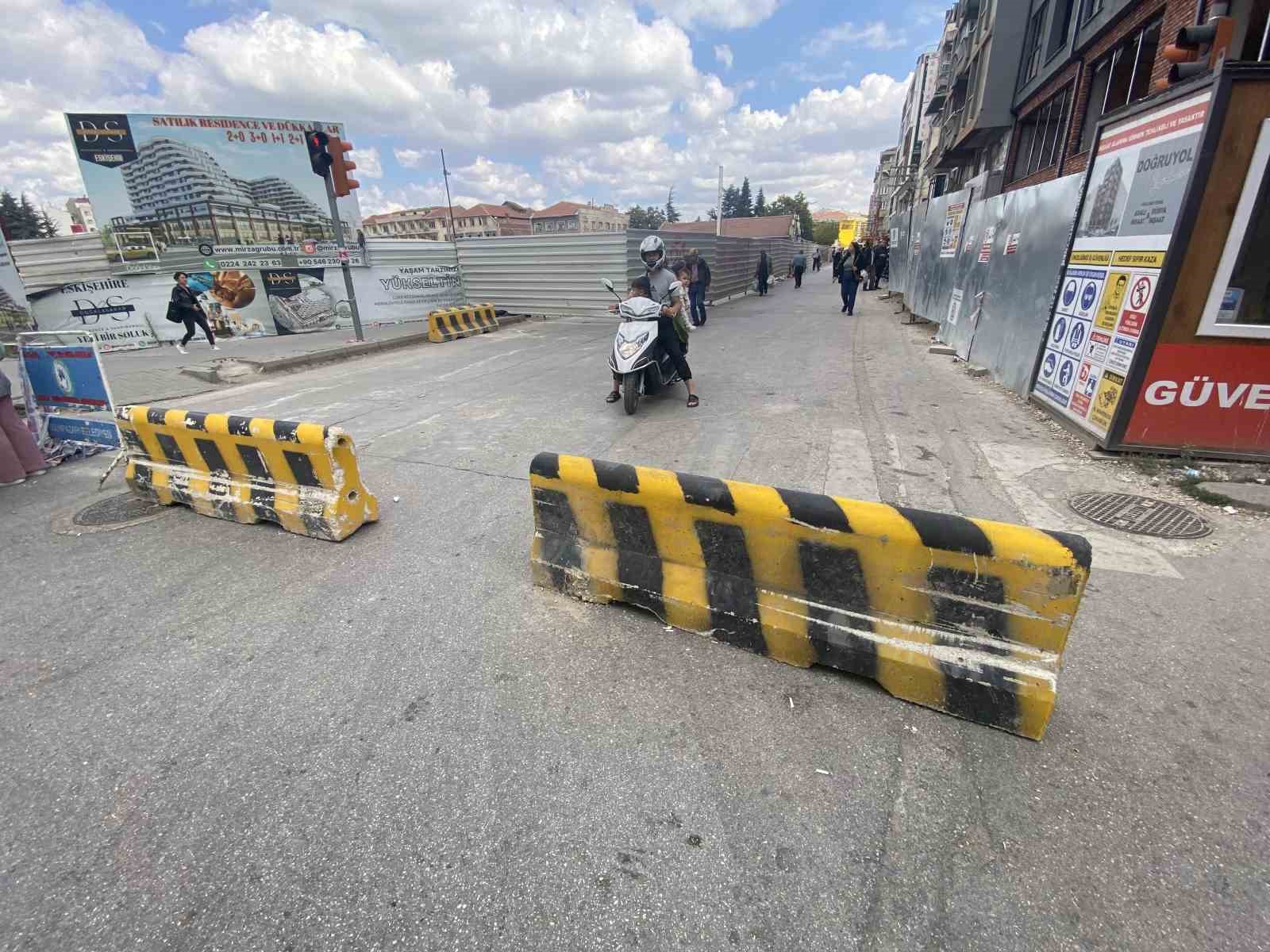 Çöktüğü için trafiğe kapatılan yol üzerindeki esnaf mağdur oldu