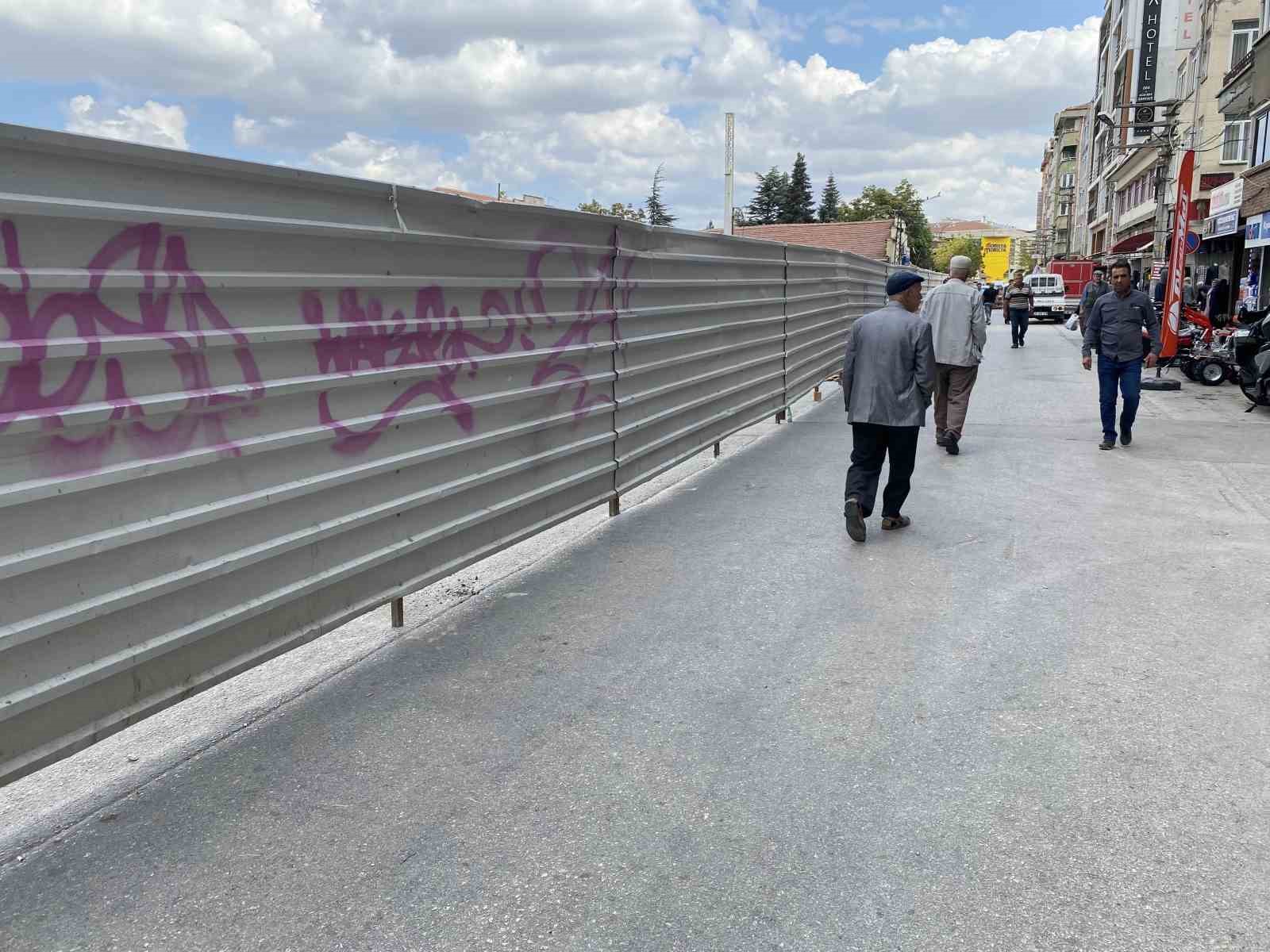 Çöktüğü için trafiğe kapatılan yol üzerindeki esnaf mağdur oldu