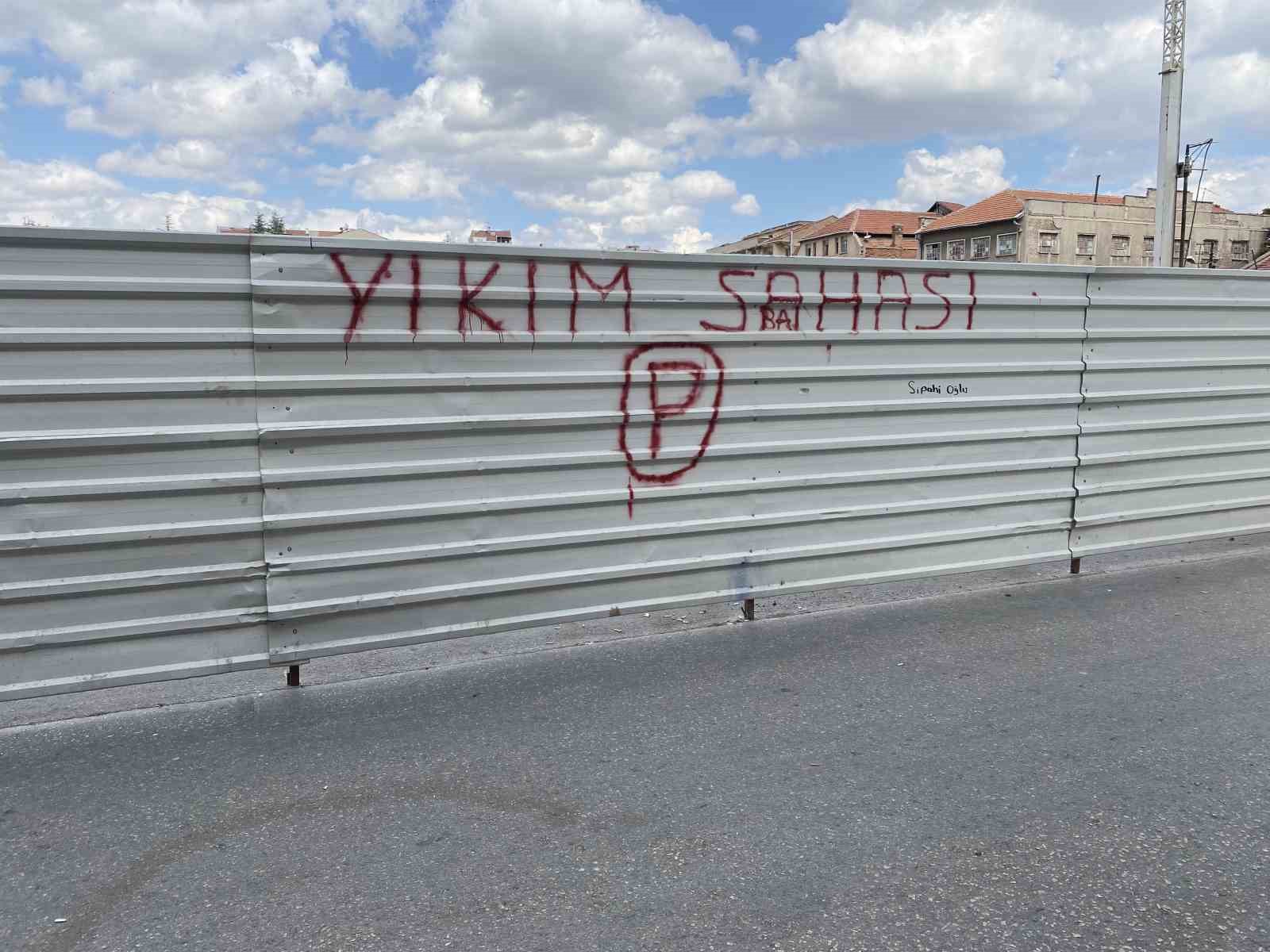 Çöktüğü için trafiğe kapatılan yol üzerindeki esnaf mağdur oldu