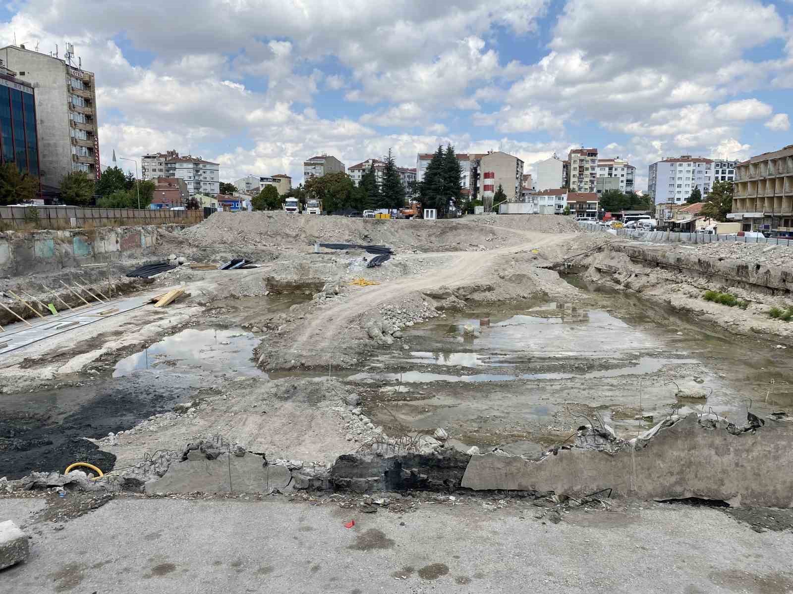 Çöktüğü için trafiğe kapatılan yol üzerindeki esnaf mağdur oldu