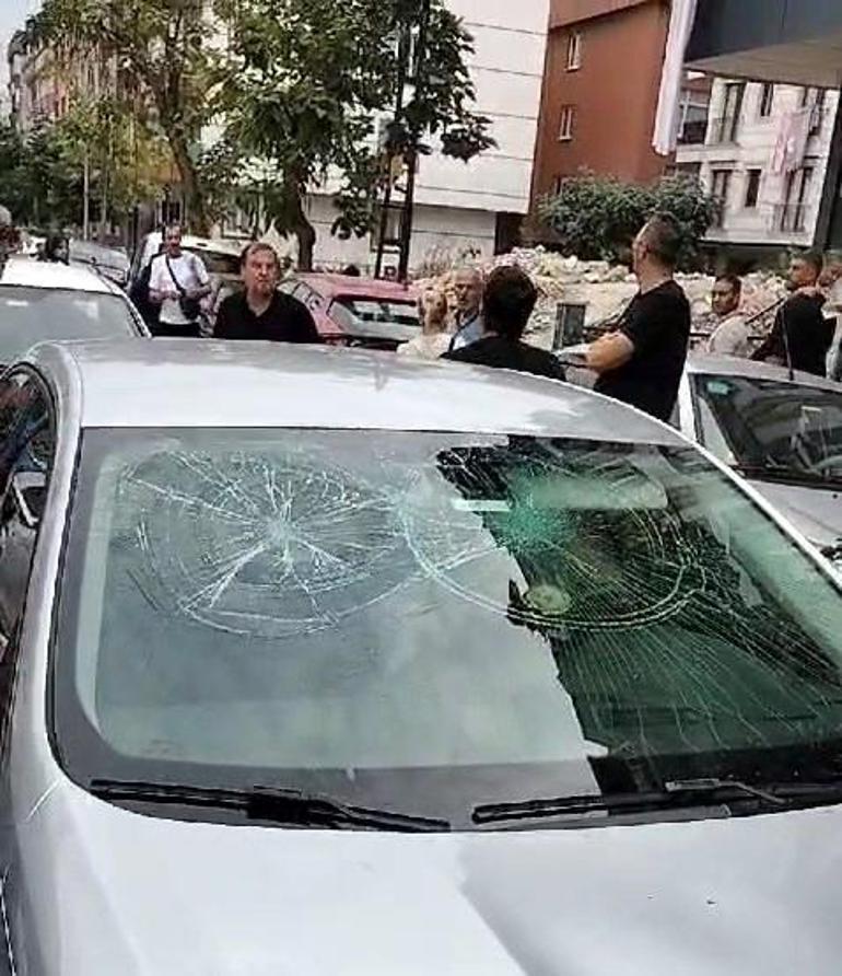 Avcılar'da okul önünde park kavgası; çocukların içinde olduğu otomobilin camını kırdı