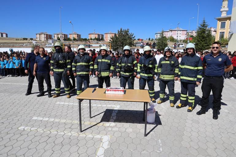 Okula yangın ihbarına gelen itfaiyecilere pastalı sürpriz