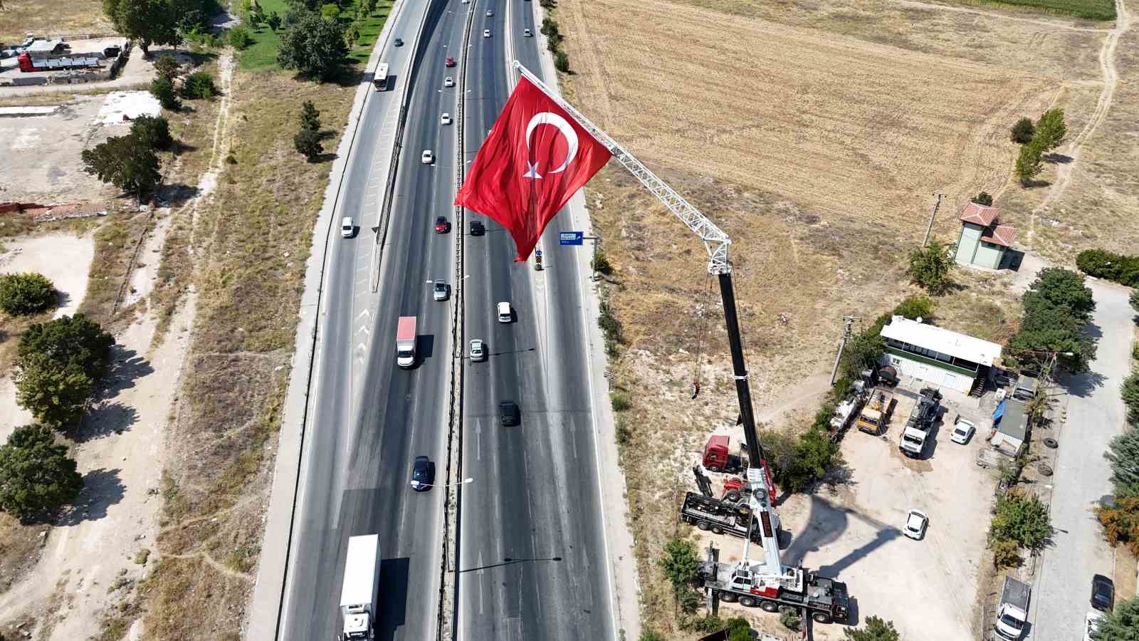 (ÖZEL) 200 tonluk vinçle 43 metre yükseğe asılan dev Türk bayrağı hayran bırakıyor