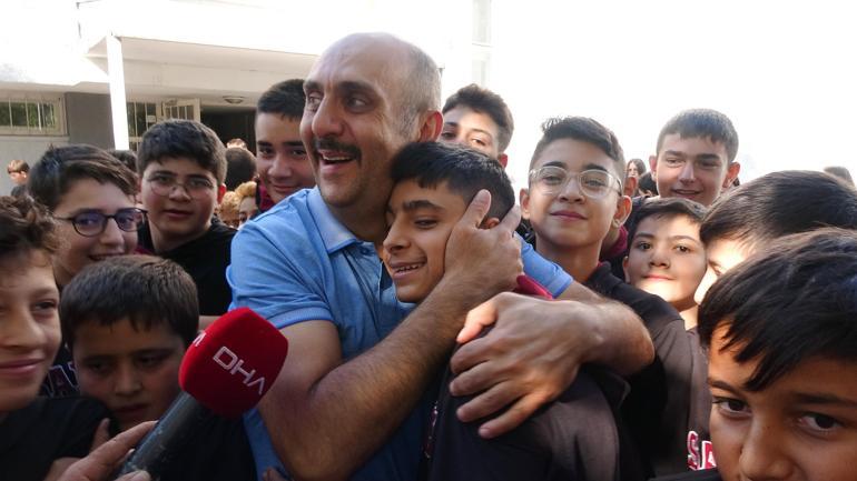 Boğazına yiyecek takılan öğrencisini Heimlich manevrasıyla kurtardı