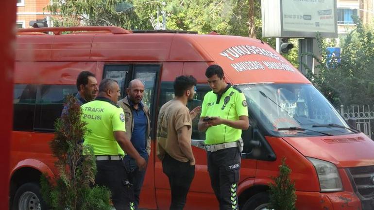 Kapısı açık minibüsten düşen kadın hastanelik oldu