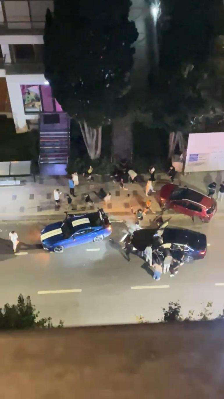 Kadıköy'de kontrolden çıkan otomobil park halindeki 2 otomobile çarptı: 4 yaralı