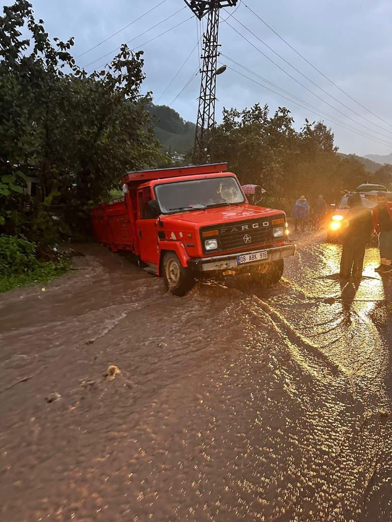 Artvin'de kuvvetli yağış ardından taşkın ve heyelan; 32 köy yolu kapandı