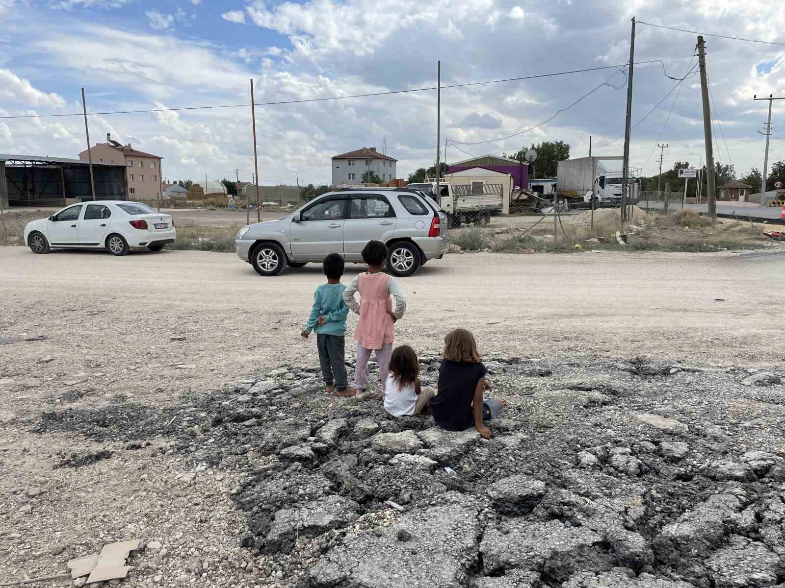 Bu mahallede yaşayanlar tozdan dolayı pencerelerini açamıyor