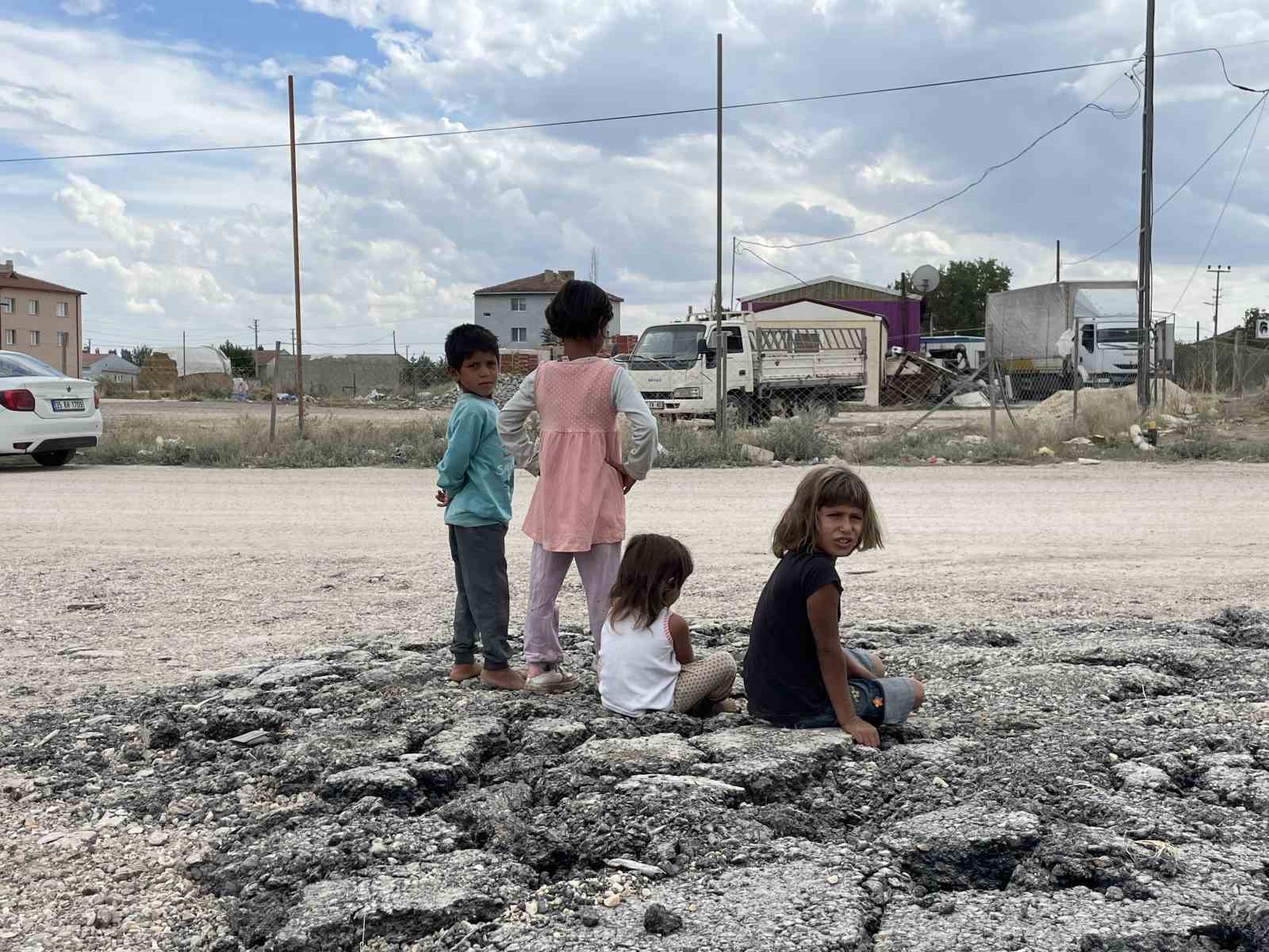 Bu mahallede yaşayanlar tozdan dolayı pencerelerini açamıyor