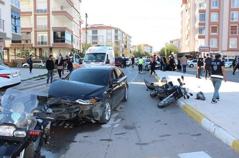 Ehliyetsiz sürücü polisten kaçarken otomobile çarptı; anne ile bebeği yaralandı