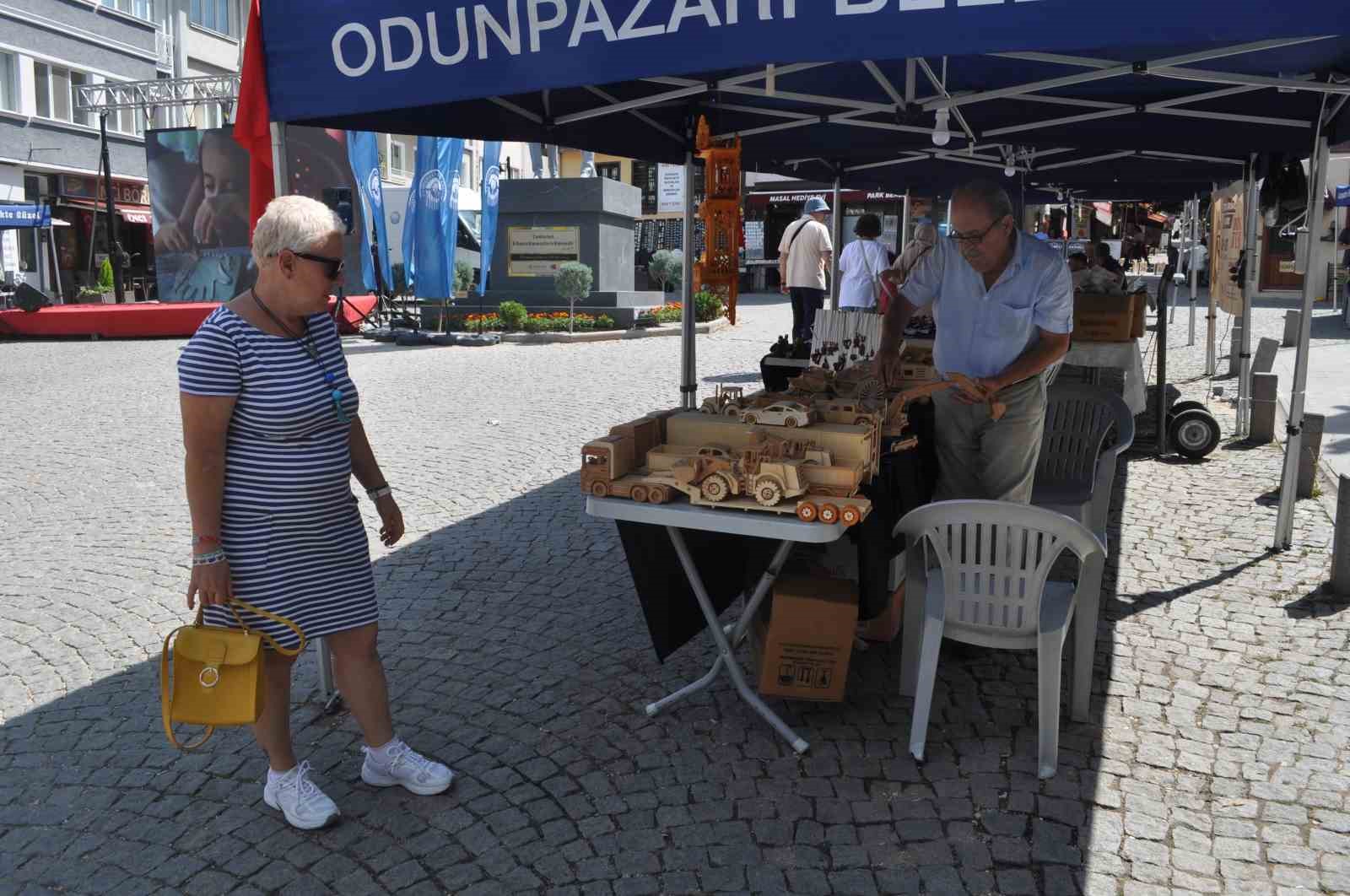 El emeğiyle yapılan ahşap araçların sergisi büyük beğeni topladı