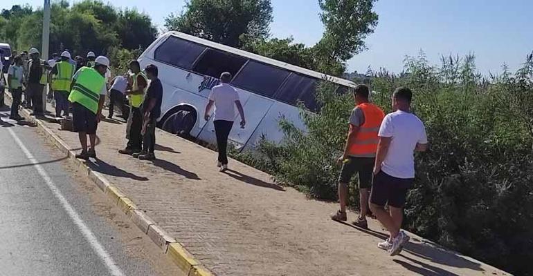 Antalya'da otel servis otobüsü şarampole düştü: 7 yaralı