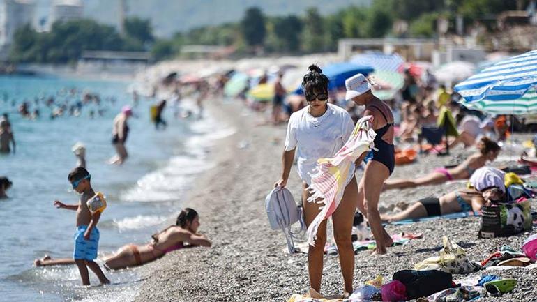 Antalya'da sahillerde hafta sonu yoğunluğu