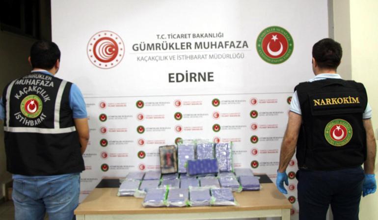 İzmir'de 6,1 ton kaçak tütün, Kapıkule'de 28 kilo kokain ele geçirildi