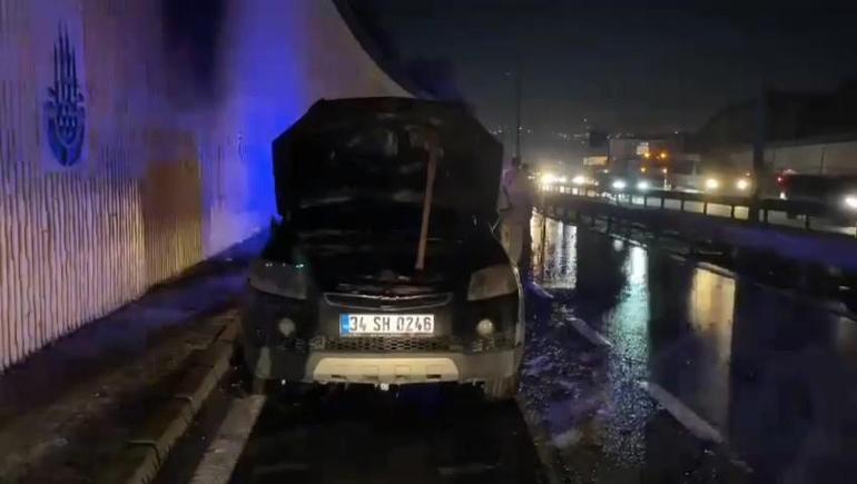 Bakırköy'de alev alev yanan otomobil metal yığınına döndü