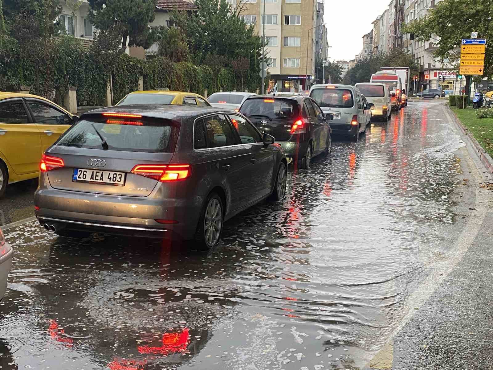 Eskişehir güne yağmurla uyandı