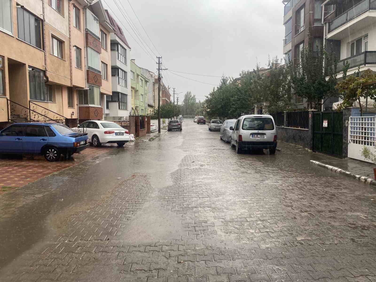 Eskişehir güne yağmurla uyandı