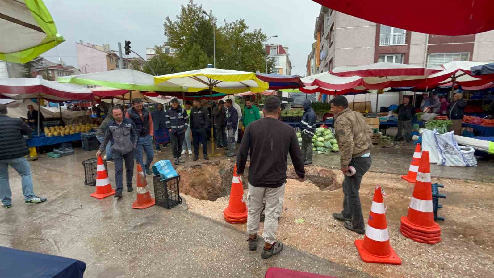 Semt pazarı içerisindeki yol çöktü: 2 metre derinliğinde çukur oluştu