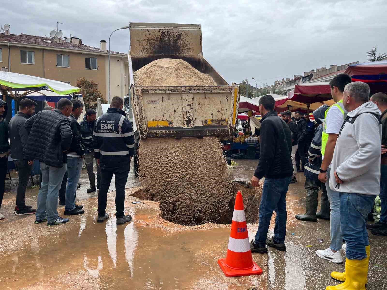 Semt pazarı içerisindeki yol çöktü: 2 metre derinliğinde çukur oluştu