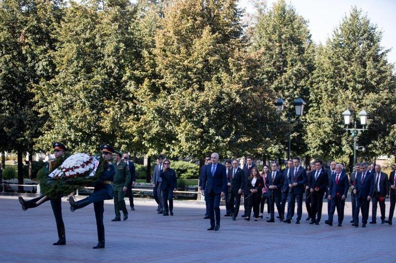 TBMM Başkanı Kurtulmuş, Kremlin Meçhul Asker Anıtına çelenk bıraktı