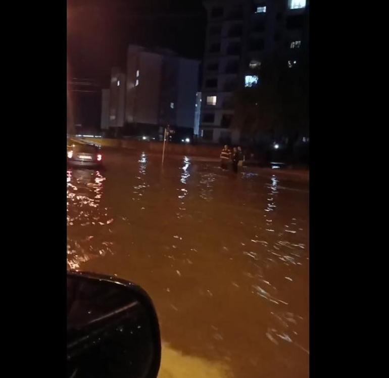 Çorum'da sağanak; cadde ile sokaklar göle döndü, ev ve iş yerlerini su bastı