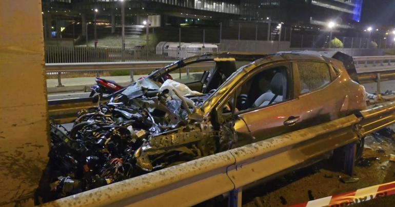 Pendik'te otomobil bariyerleri aşarak direğe çarptı: 1 yaralı