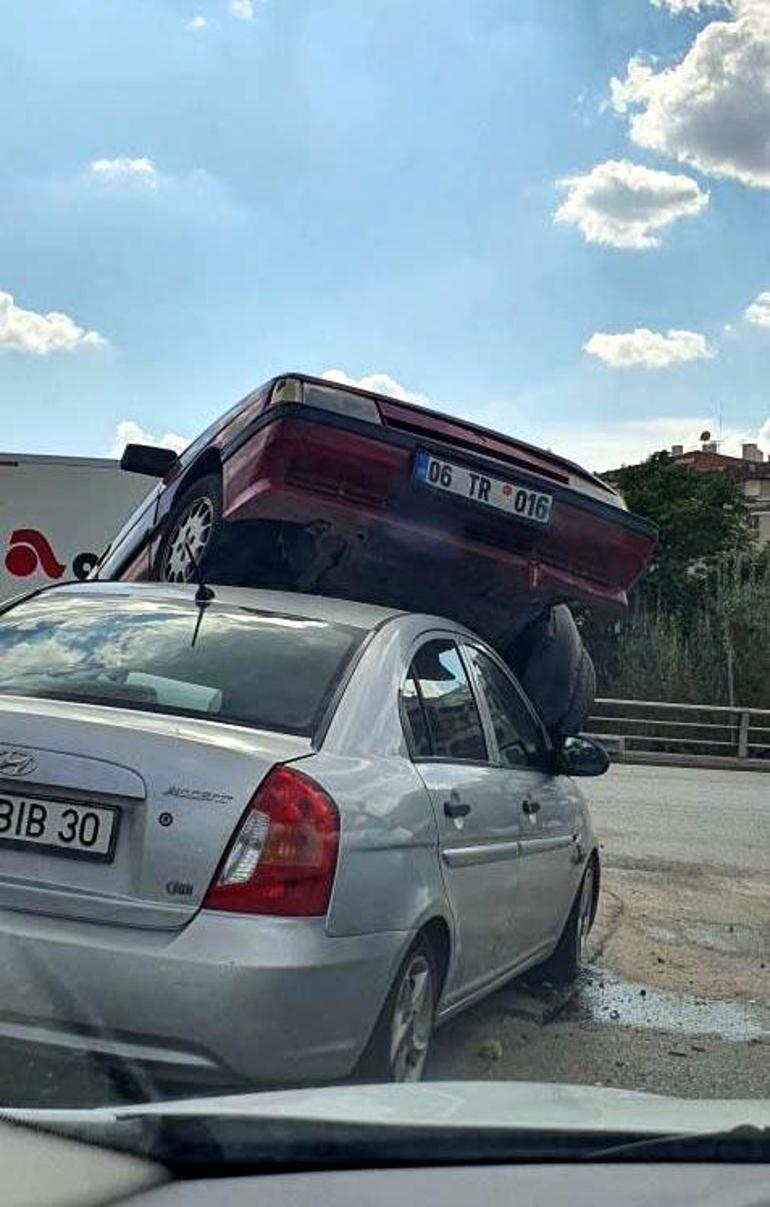 Trafik lambasına çarpıp savrulan otomobil, ışıkta bekleyen otomobilin üzerine çıktı; 1 yaralı