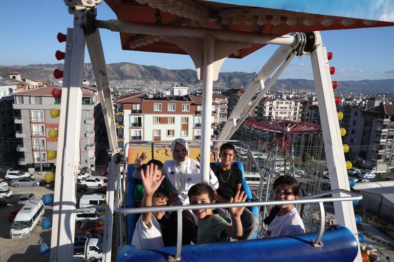 Bakan Göktaş, depremzede çocukların lunapark eğlencesine eşlik etti