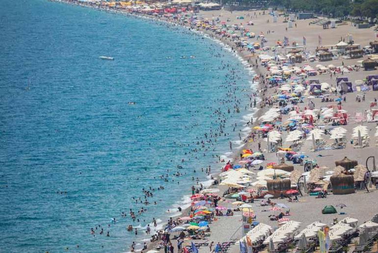 Savaştan kaçıp, Antalya'ya gelen yabancılar, kaçak tur rehberliğine başladı