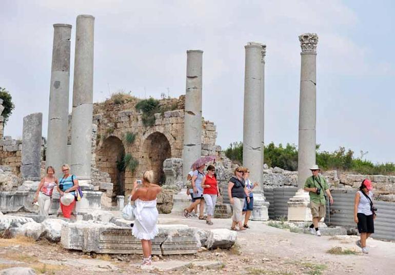 Savaştan kaçıp, Antalya'ya gelen yabancılar, kaçak tur rehberliğine başladı