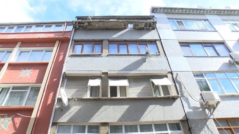 Fatih'te temel kazısı sırasında 4 katlı apartmanın duvarı yıkıldı; bitişiğindeki bina yan yattı