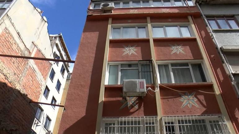 Fatih'te temel kazısı sırasında 4 katlı apartmanın duvarı yıkıldı; bitişiğindeki bina yan yattı