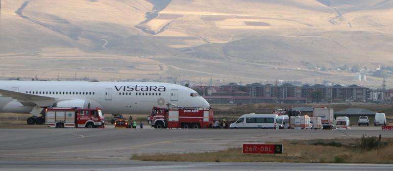 Bomba ihbarı asılsız çıkan Hindistan uçağındaki yolcular, kalkış saatini bekliyor