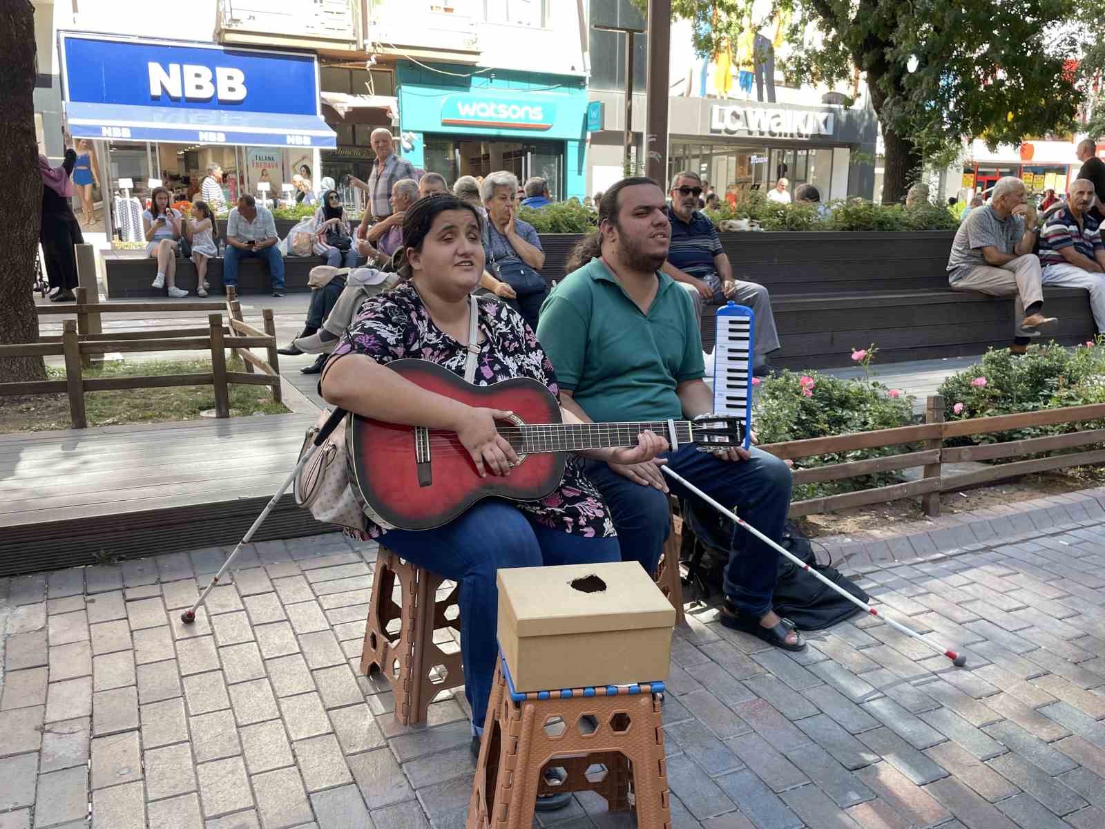 (ÖZEL) İran’dan gelen görme engelli çift sokak müzisyenliği yaparak geçimini sağlıyor