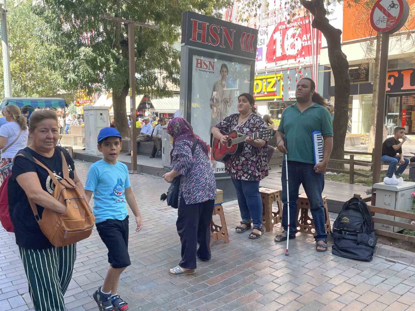 (ÖZEL) İran’dan gelen görme engelli çift sokak müzisyenliği yaparak geçimini sağlıyor