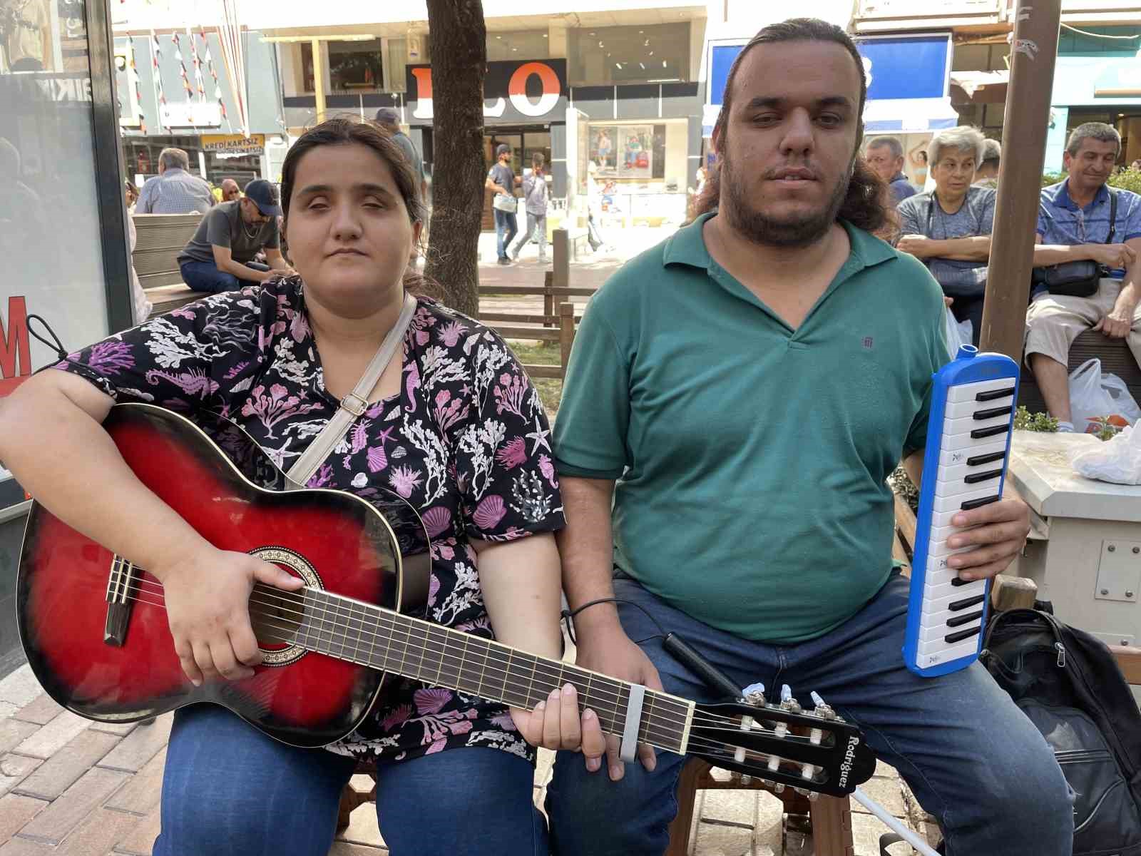 (ÖZEL) İran’dan gelen görme engelli çift sokak müzisyenliği yaparak geçimini sağlıyor