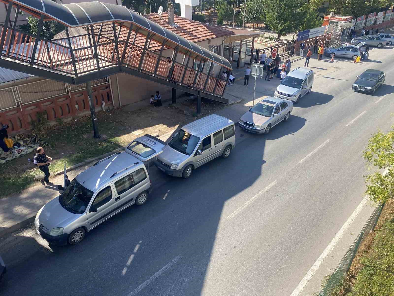 Şehir dışından gelen aileler öğrencilerini yurtlara yerleştirmeye başladı