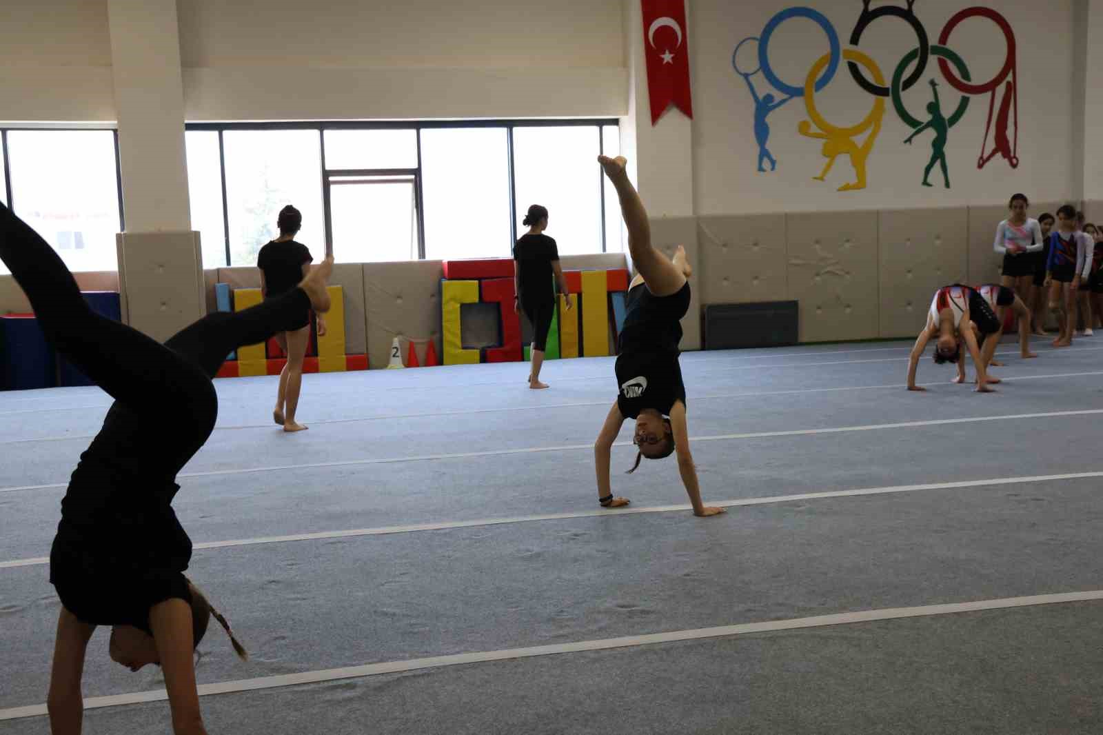 Cimnastik ile spor hayatına başlayan çocuklar diğer branşlarda da büyük başarı gösteriyor