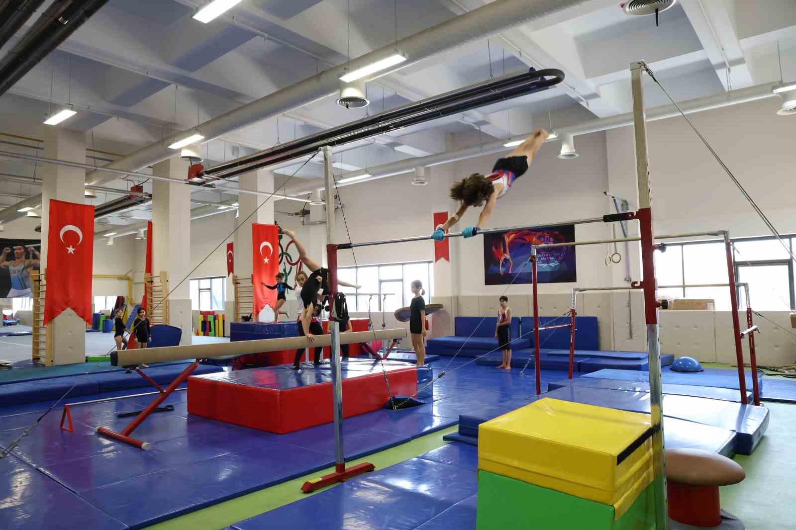 Cimnastik ile spor hayatına başlayan çocuklar diğer branşlarda da büyük başarı gösteriyor